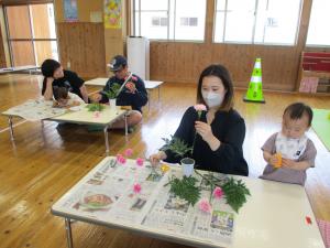 真剣な表情で生け花