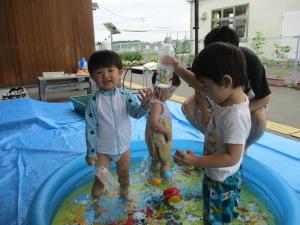 児童館のプールで水遊び