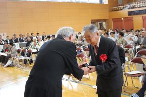 長寿杯を受け渡す町長