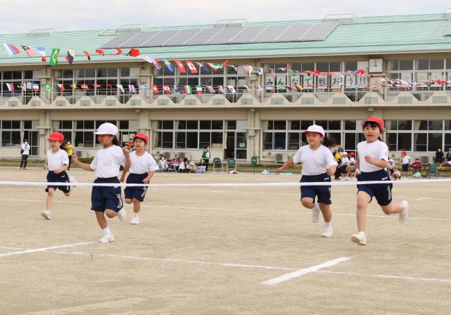 新地小学校運動会徒競走の様子