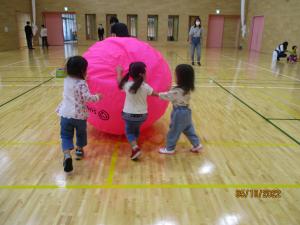 一生懸命大玉ころがしをする子どもたち