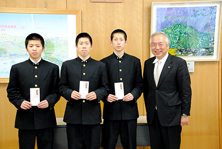 東北高等学校新人バレーボール選手権大会出場選手に激励金交付