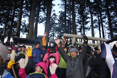 鹿狼山元旦登山　新年を祝い万歳三唱