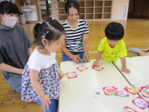 カードゲームで集中する子どもたち