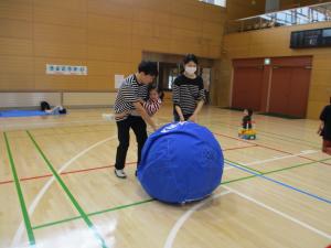 親子で大玉転がし